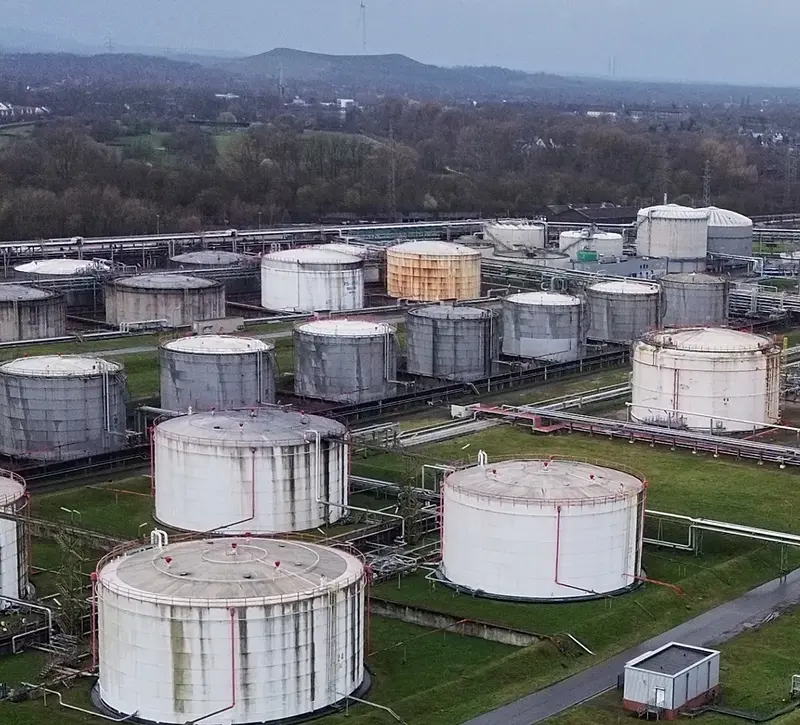 Πετρέλαιο: Σπάνε τα κοντέρ οι τιμές – Πόσο αντέχουν τα αποθέματα της ΕΕ (γράφημα)