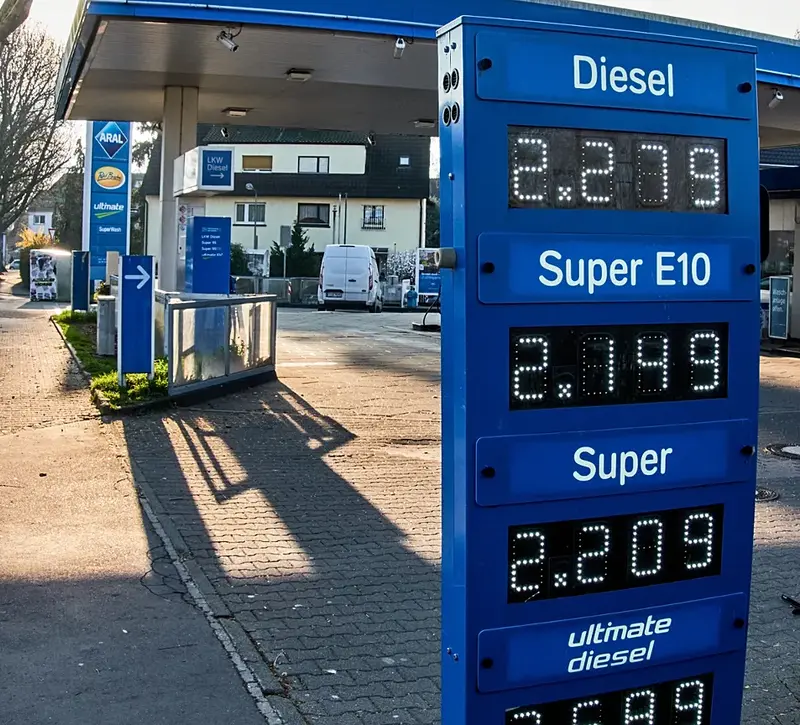 FT: Η Κομισιόν επεξεργάζεται σχέδιο για δελτίο στα καύσιμα και απελευθέρωση αποθεμάτων πετρελαίου