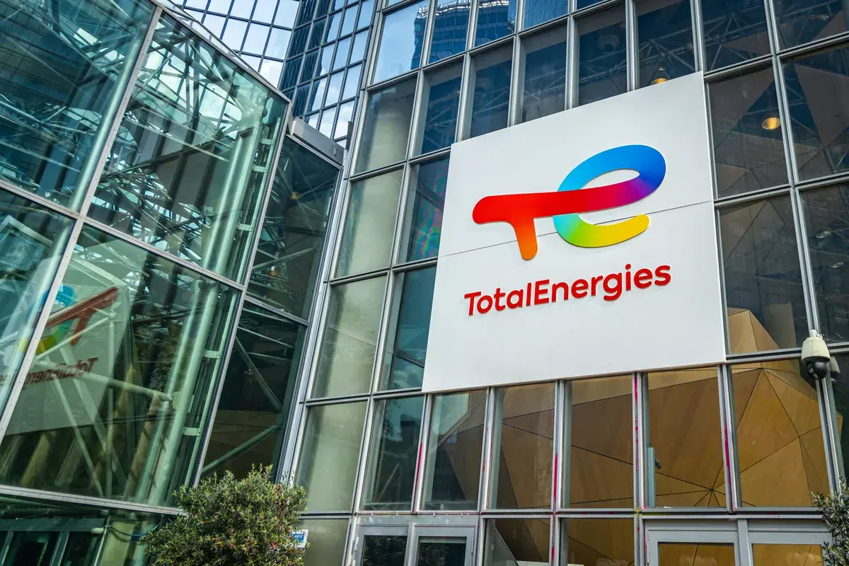 Shell: Πουλά στην TotalEnergies τις χερσαίες δραστηριότητες ΑΠΕ στην Ευρώπη