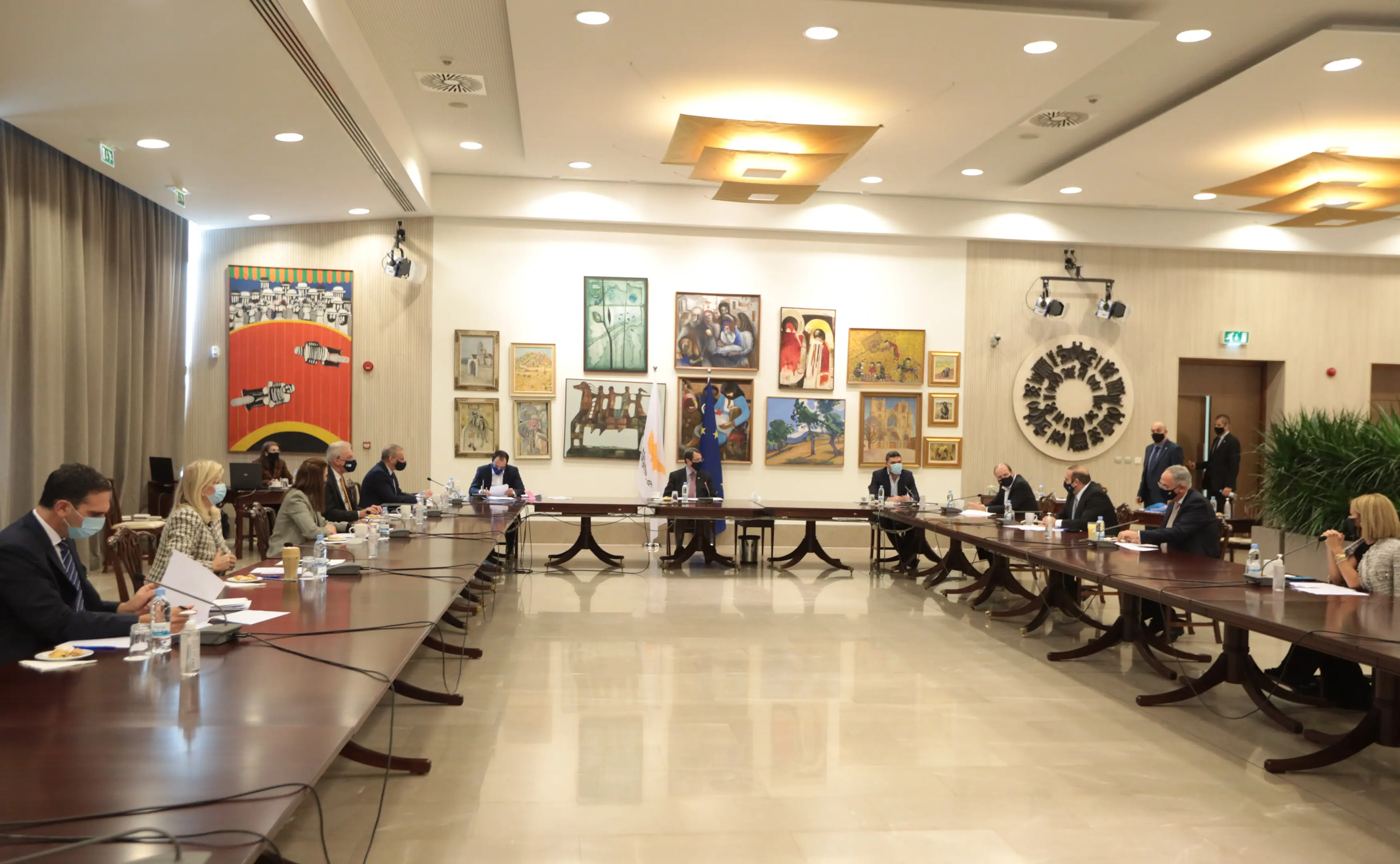 Κλείνει το μάτι στα κόμματα το Υπουργικό για προϋπολογισμό