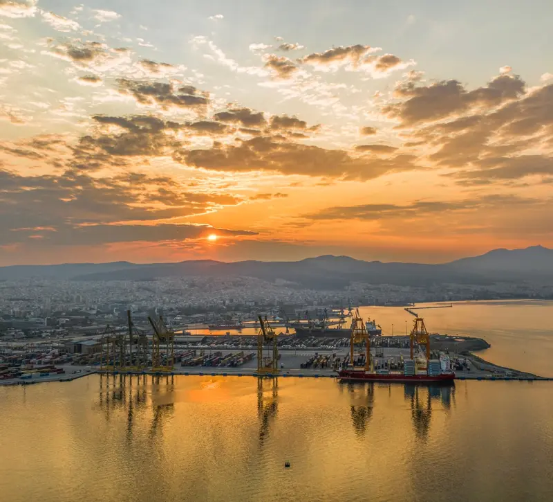 Economist: Ο νέος «πόλεμος» ΗΠΑ – Κίνας περνάει από την Ελλάδα και τα λιμάνια της