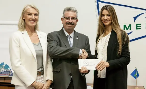 Παραδόθηκε η επιταγή στην Cymepa από πωλήσεις επαναχρησιμοποιούμενων τσαντών των Υπεραγορών ΑΛΦΑΜΕΓΑ