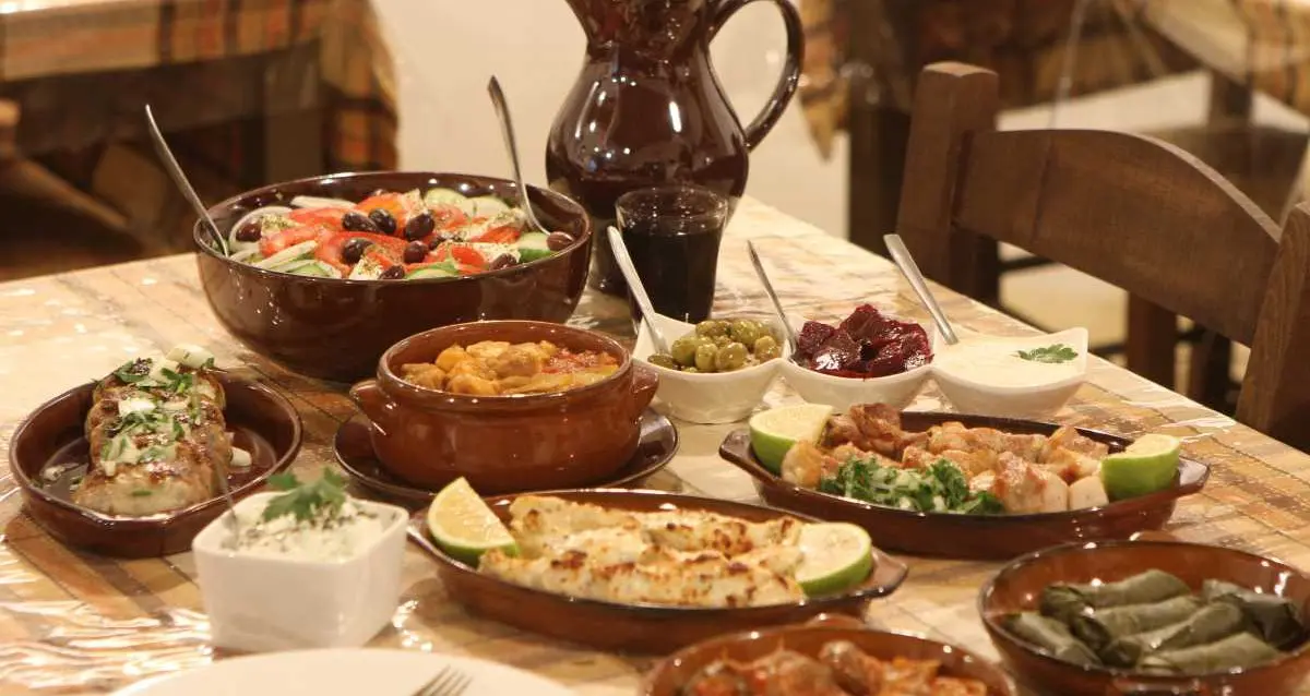 ΕΡΕΥΝΑ: Νερό και platters από.. χρυσάφι - Τεράστιες αποκλίσεις στα εστιατόρια