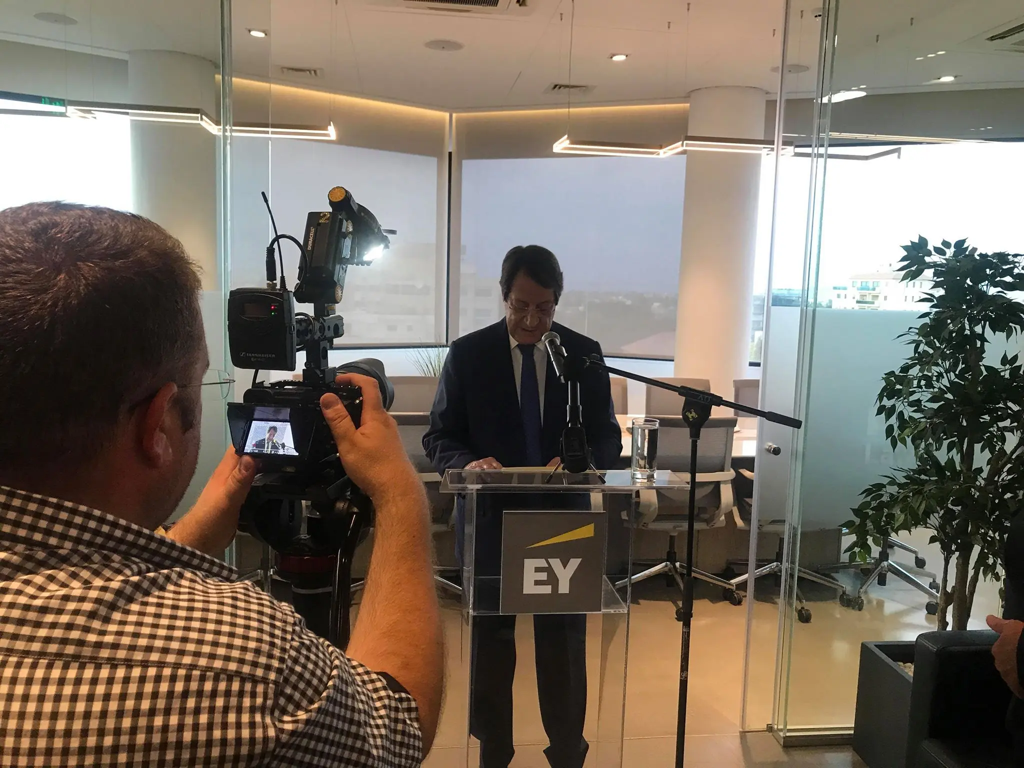 Ο ΠτΔ τέλεσε τα εγκαίνια των νέων γραφείων της Προύντζος & Προύντζος ΔΕΠΕ