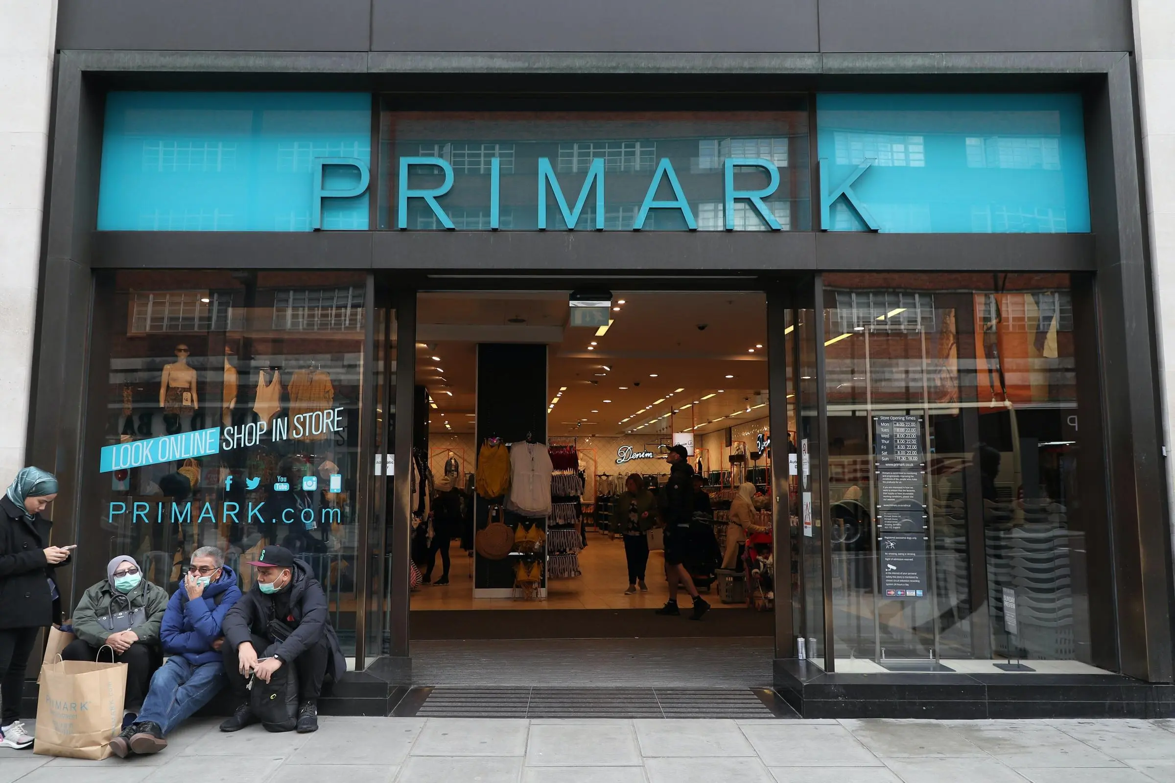 Ανοίγουν τα καταστήματα στην Αγγλία