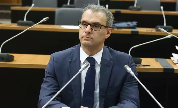 Καταθέτει για τα 