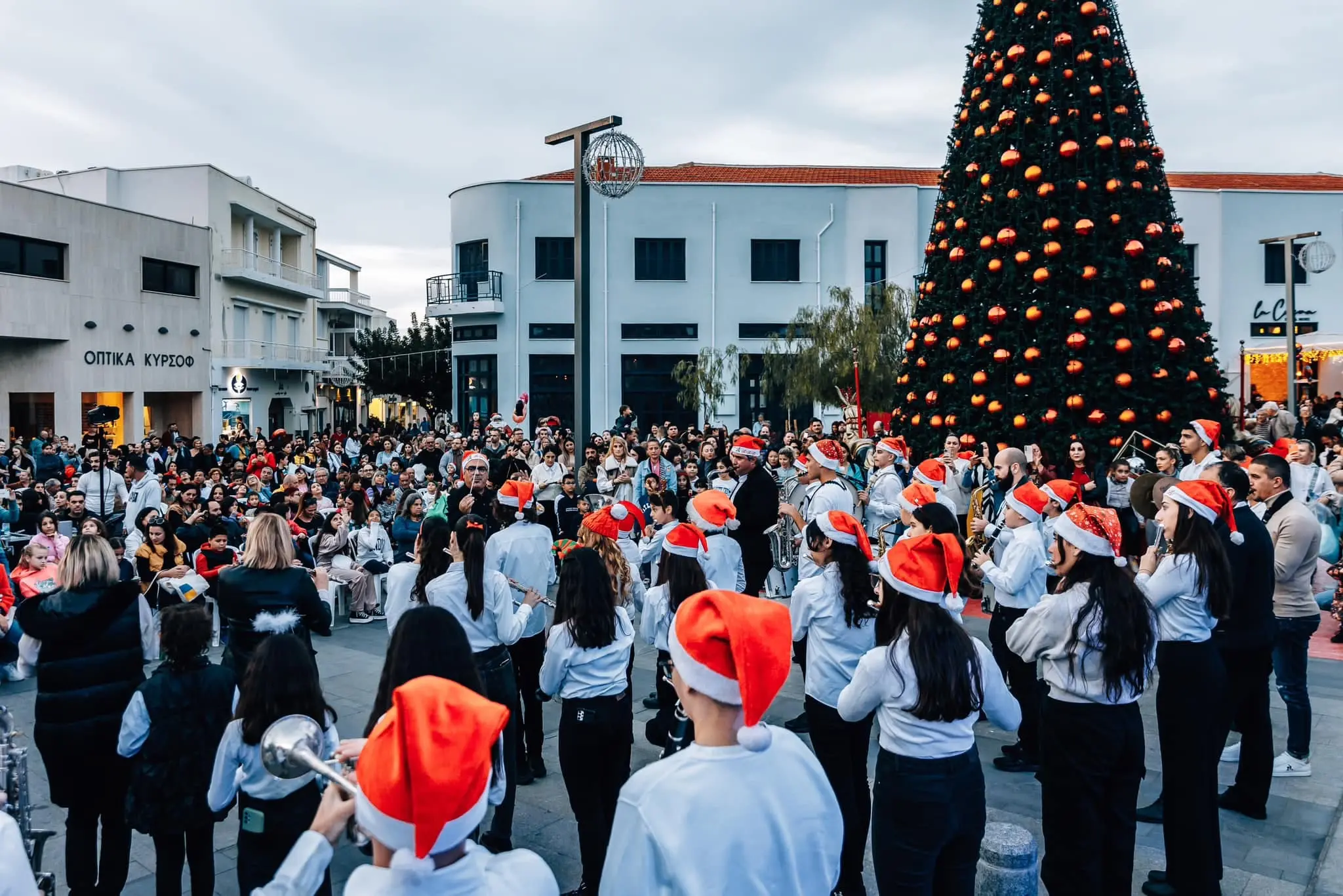 «Γέμισαν» τα καταστήματα στο κέντρο της Πάφου ενόψει γιορτών