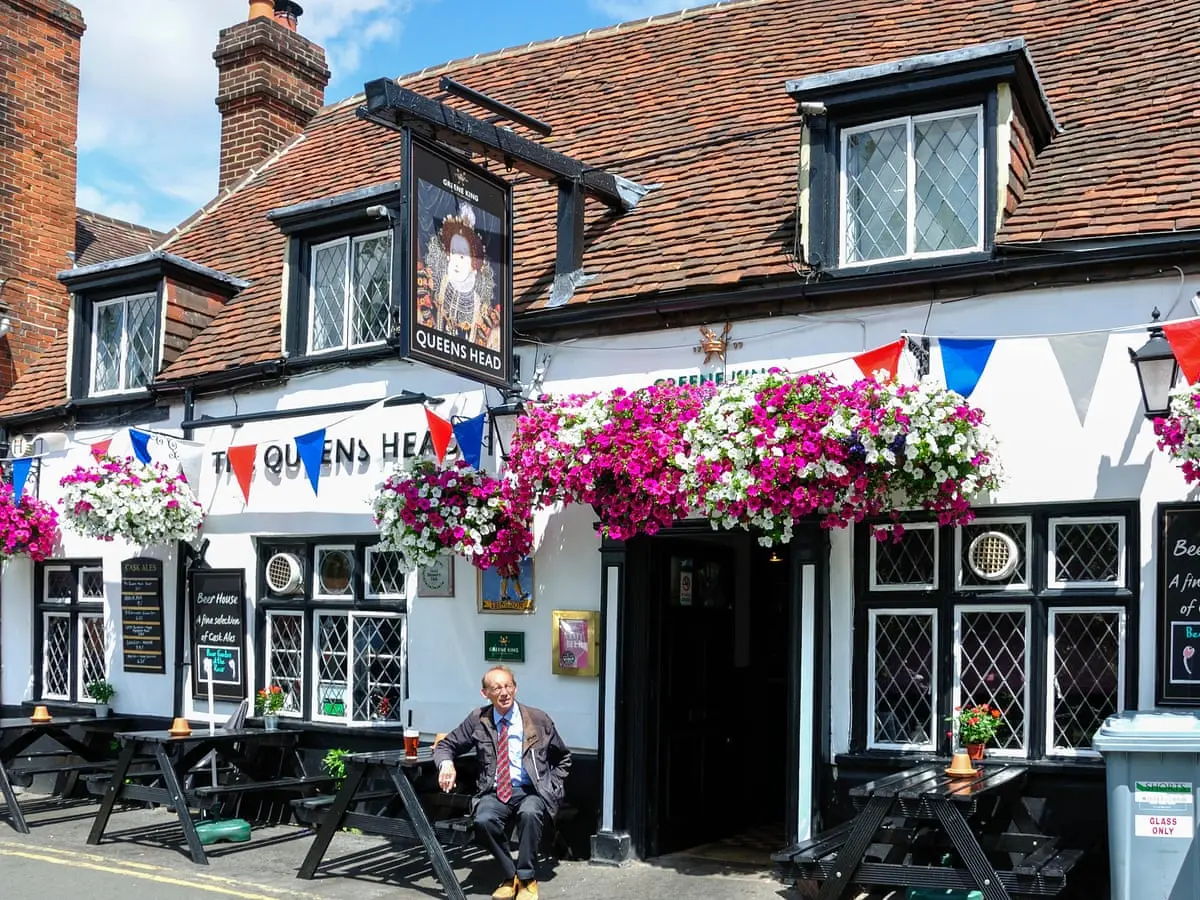 Ανοίγουν από σήμερα οι εξωτερικοί χώροι των βρετανικών παμπ