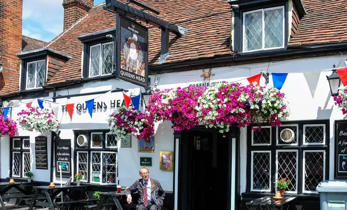 Ανοίγουν από σήμερα οι εξωτερικοί χώροι των βρετανικών παμπ