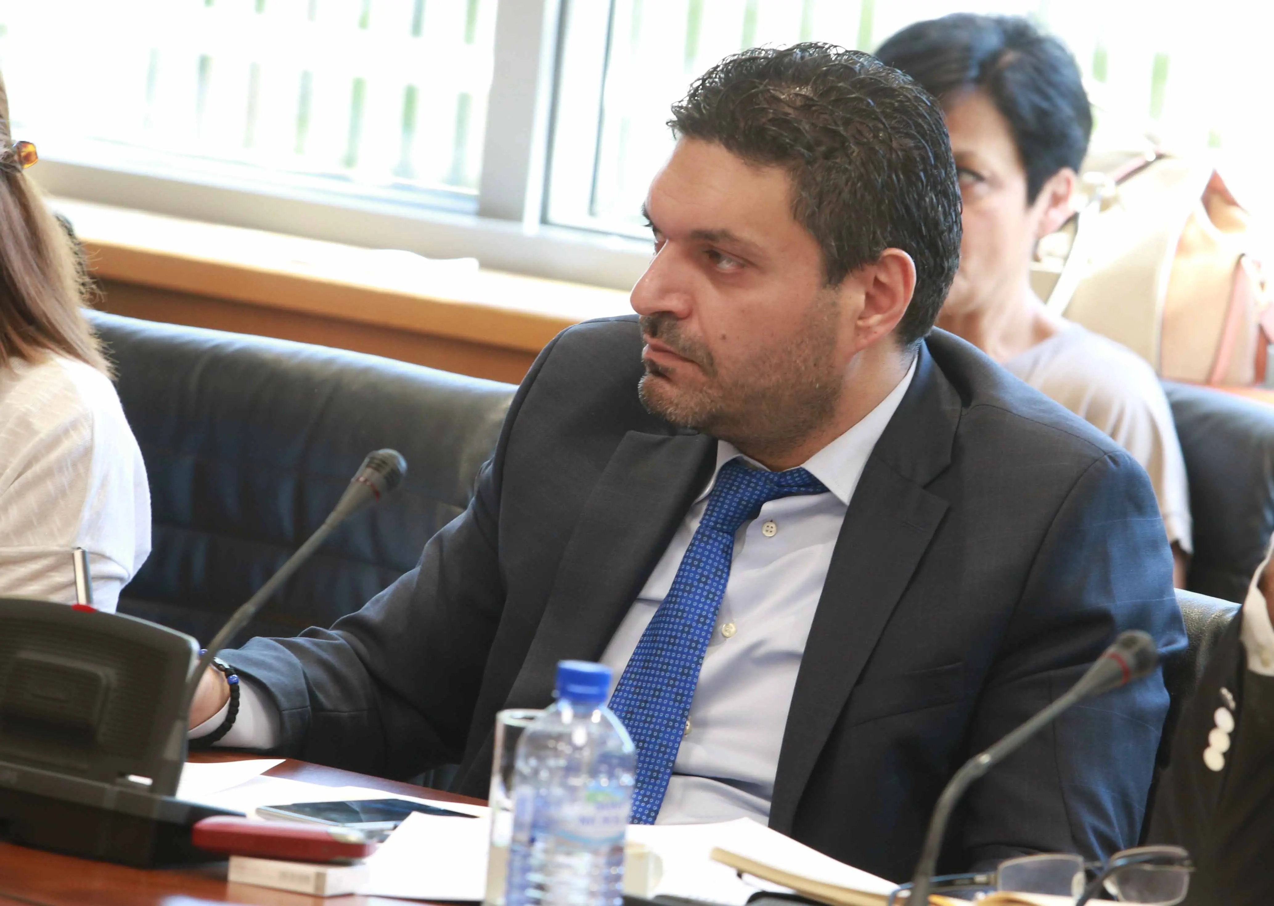 ΥΠΟΙΚ: Ανοιχτό παράθυρο για περικοπές σε δημόσιους υπαλλήλους στο μέλλον