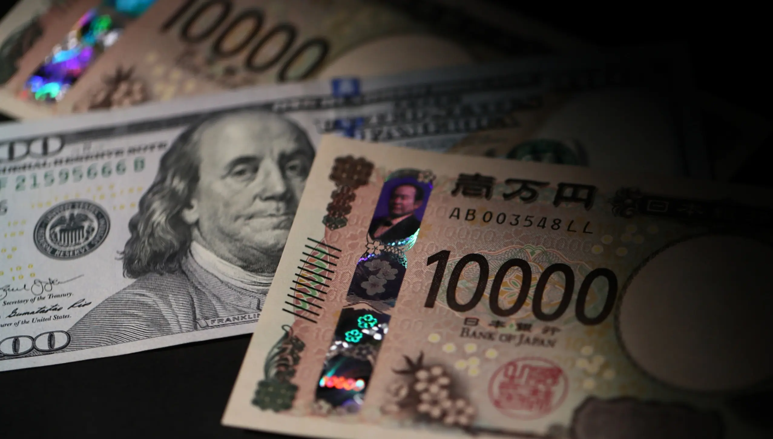 ΗΠΑ: Νέα πίεση στο δολάριο – Η Fed, το ράλι του γιεν και οι φόβοι για την αμερικανική οικονομία αλλάζουν το σκηνικό