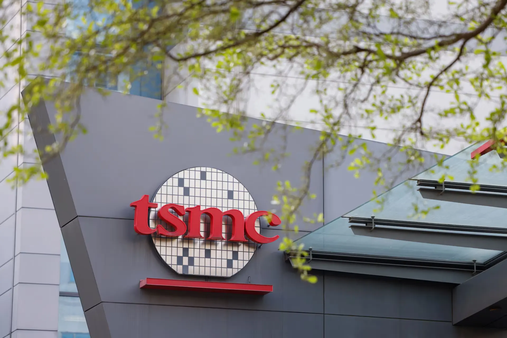 TSMC: Επεκτείνει τις επενδύσεις εκατοντάδων δισεκατομμυρίων στις ΗΠΑ