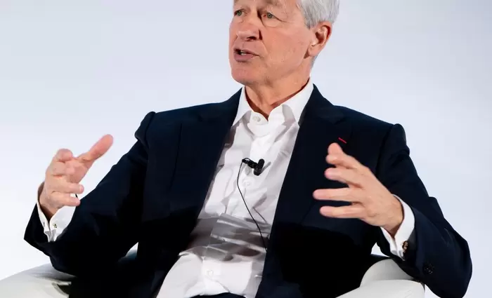 Ντίμον: Υπέρ της δοκιμαστικής εφαρμογής επιτοκίου 10% σε πιστωτικές κάρτες