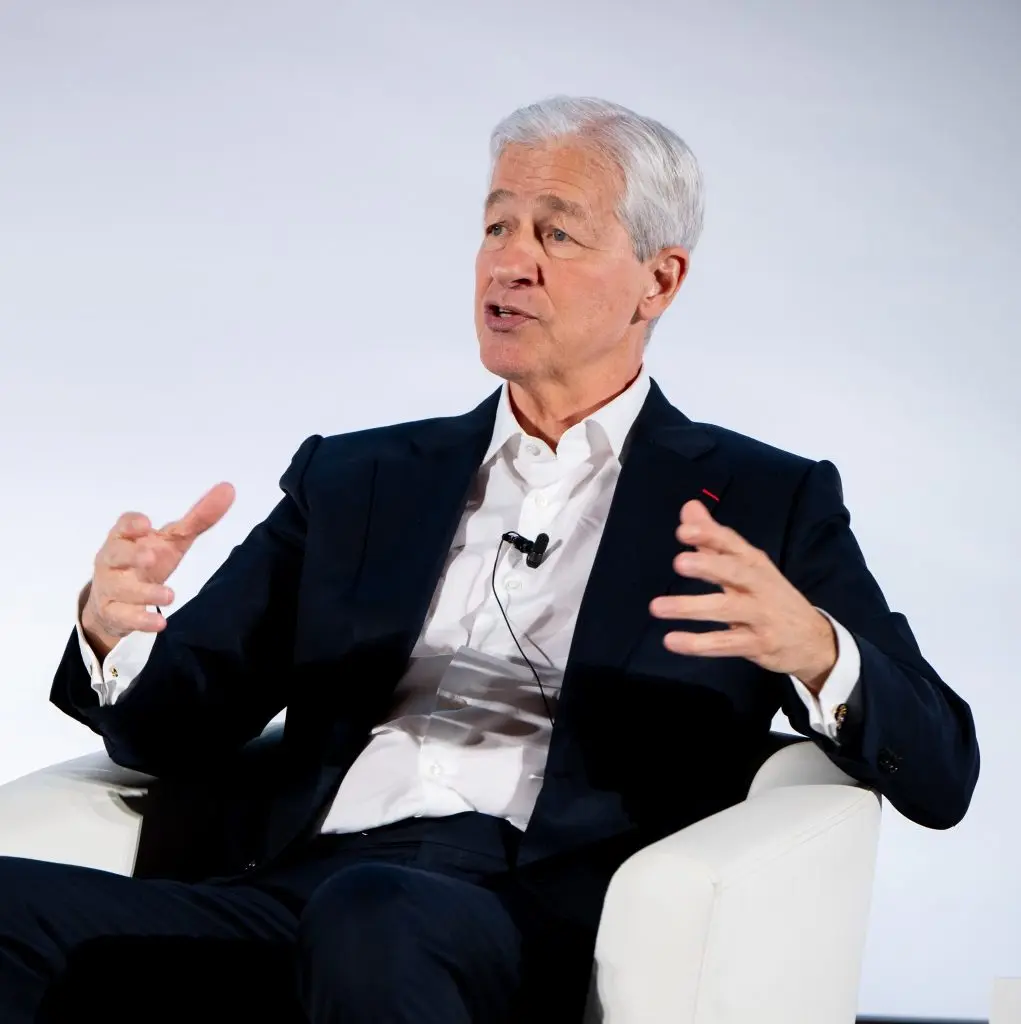 Ντίμον: Υπέρ της δοκιμαστικής εφαρμογής επιτοκίου 10% σε πιστωτικές κάρτες