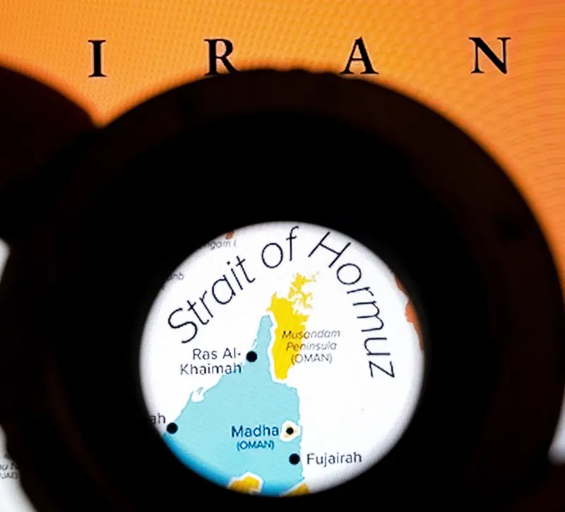 Στενά του Ορμούζ: Πώς βλέπουν οι εφοπλιστές τη λύση Τραμπ για στρατιωτική προστασία και ασφάλιση των τάνκερ