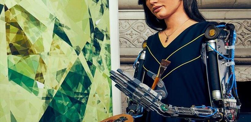 Ανθρωπόμορφο ρομπότ με τεχνητή νοημοσύνη εκθέτει τα έργα του (pics)