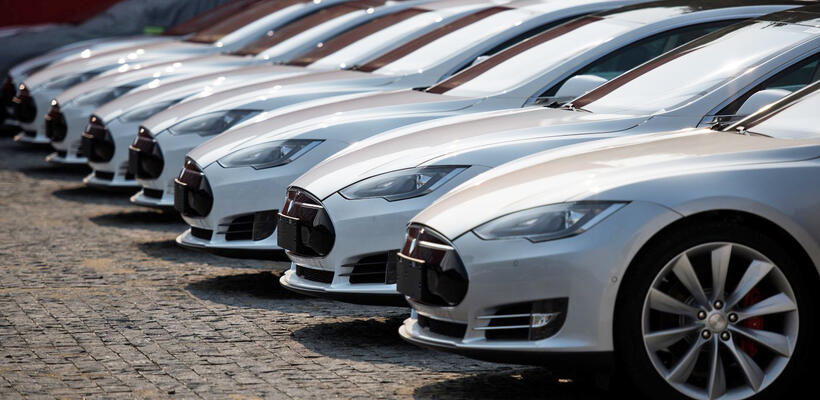 Η Tesla πιάνει κορυφή στην αγορά αυτοκινήτου