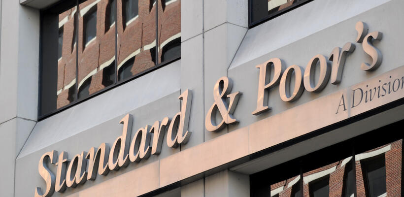 Ο S&P αναβάθμισε σε θετικές τις προοπτικές του ελληνικού αξιόχρεου