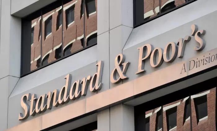 Ο S&P αναβάθμισε σε θετικές τις προοπτικές του ελληνικού αξιόχρεου