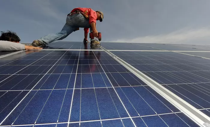 ΕΕ: Η αγορά ηλιακής ενέργειας αυξήθηκε κατά 60%