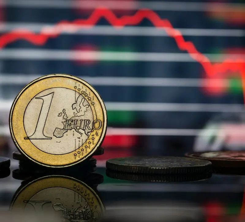 Ευρώ: Βυθίζεται σε χαμηλά 17 μηνών με το βλέμμα σε Γαλλία, Ισπανία