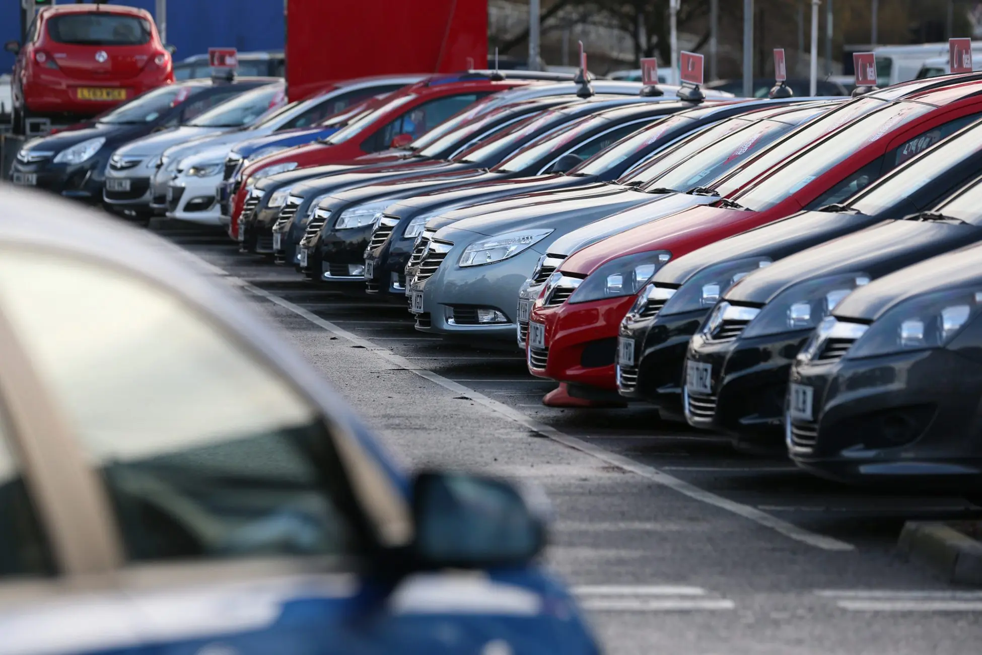 ΗΠΑ: Προχωρούν τα σχέδιά τους για δασμούς 25% στα αυτοκίνητα της ΕΕ