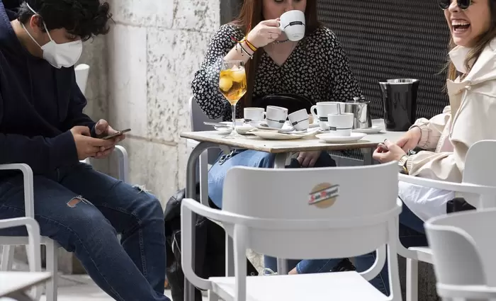 Ξεχειλίζουν από Γάλλους τα μπαρ και τα εστιατόρια της Μαδρίτης