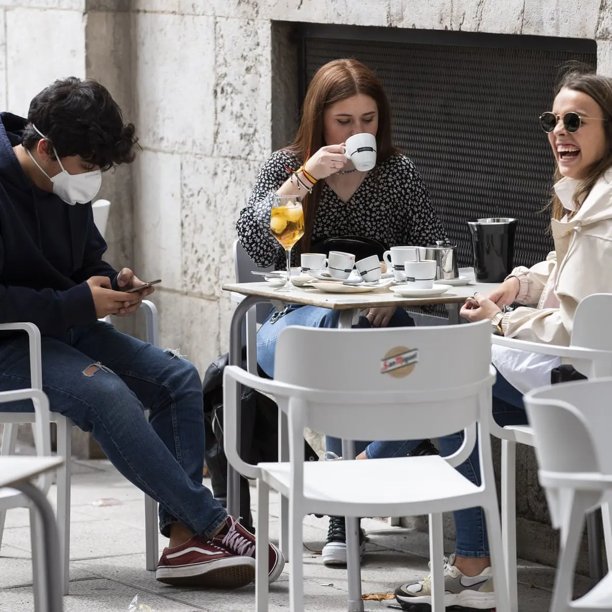 Ξεχειλίζουν από Γάλλους τα μπαρ και τα εστιατόρια της Μαδρίτης
