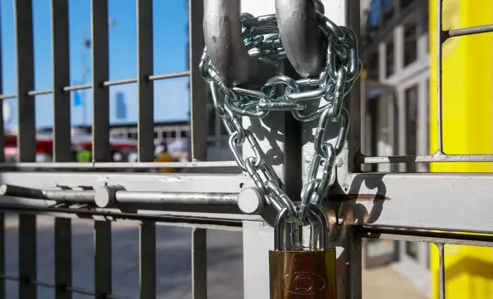 Παγκόσμιοι κολοσσοί κατεβάζουν ρολά και αναστέλλουν εργασίες