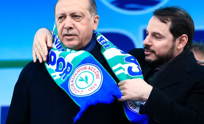 Η παραίτηση Αλμπαϊράκ ανακουφίζει την τουρκική λίρα