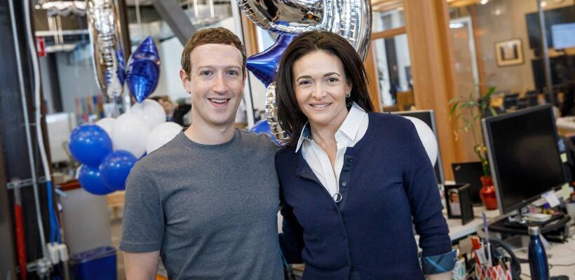 Ο Zuckerberg στηρίζει την Sandberg για το σκάνδαλο του Facebook