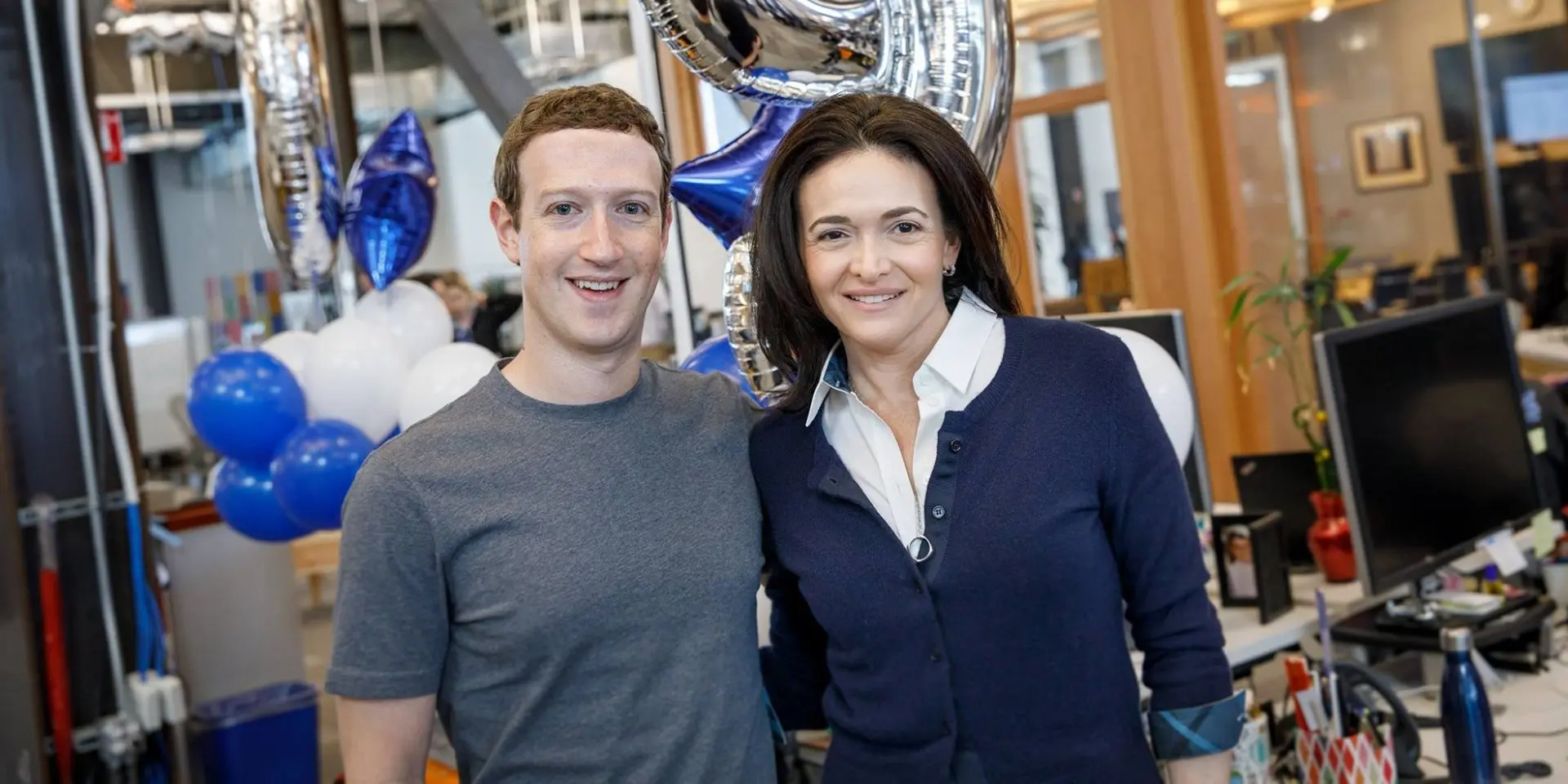 Ο Zuckerberg στηρίζει την Sandberg για το σκάνδαλο του Facebook