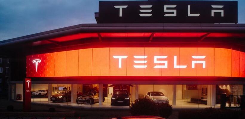 Ρευστότητα $2 δισ. αναζητεί η Tesla