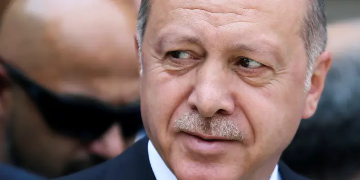 Η λίρα «γκρεμοτσακίζεται» και αυτός ακούει μόνο τον Αλλάχ