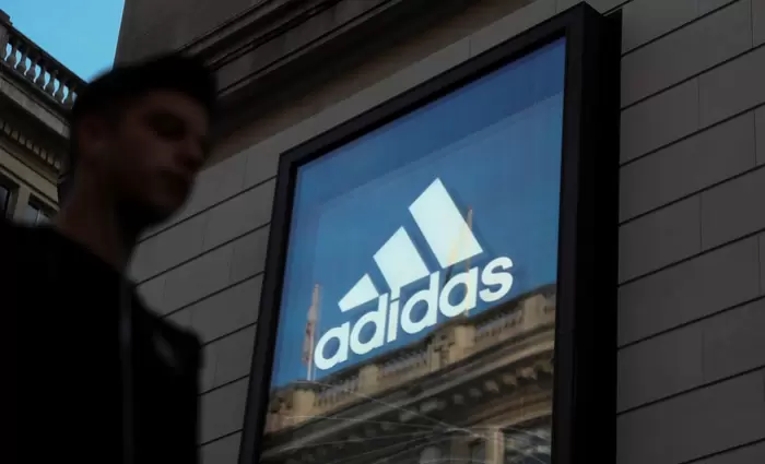 Αποχωρεί προσωρινά από την Κίνα η Adidas