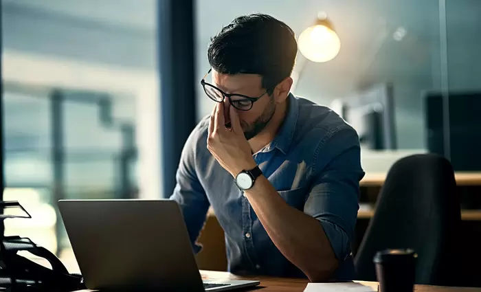 Πώς συνδέεται η εργασιακή ανασφάλεια στους νέους με προβλήματα υγείας