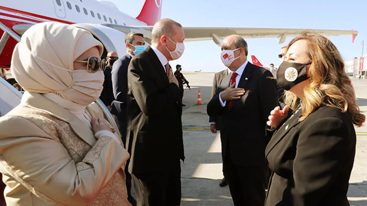 FT: Ο εναγκαλισμός Ερντογάν με τους γκρίζους λύκους ανάβει τα εσωκομματικά