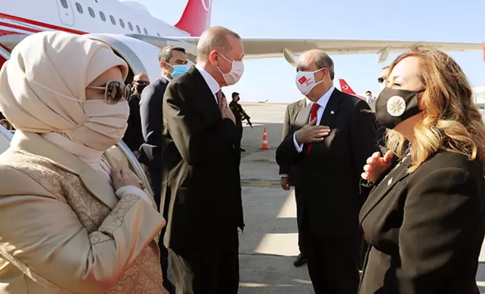 FT: Ο εναγκαλισμός Ερντογάν με τους γκρίζους λύκους ανάβει τα εσωκομματικά