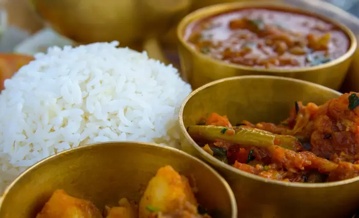 Χρεοκοπούν η μια μετά την άλλη επιχειρήσεις κάρυ στην Ιαπωνία – «Καίνε» τη βιομηχανία οι τιμές του ρυζιού