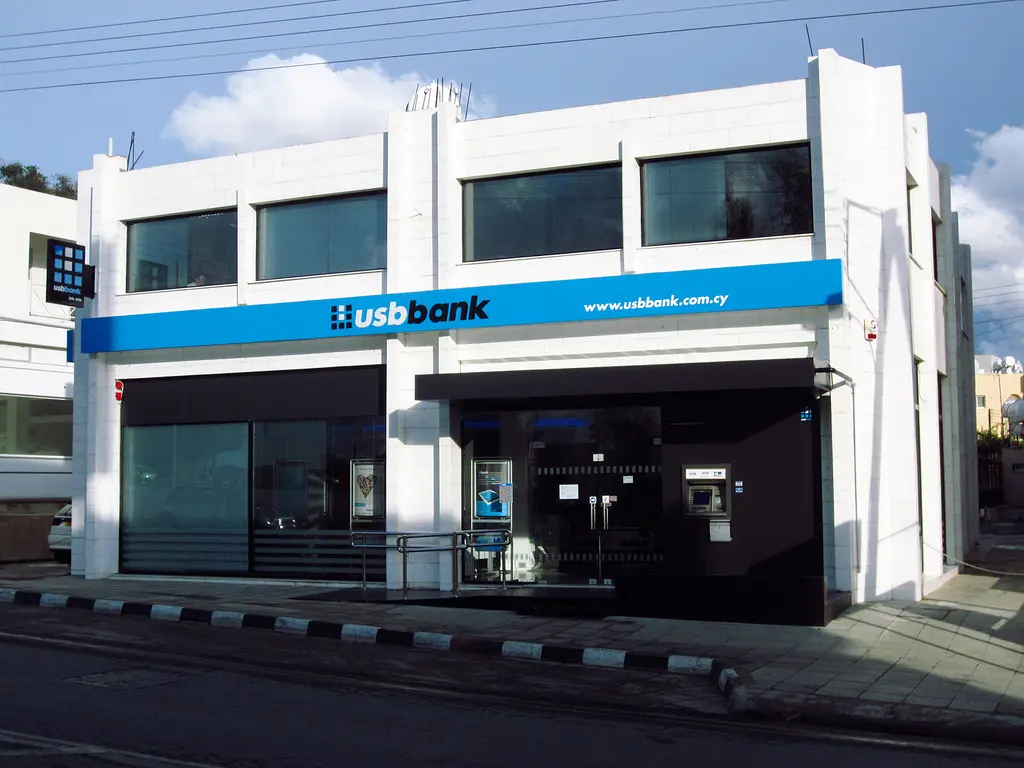 USB Bank: Μείωση του βασικού επιτοκίου της