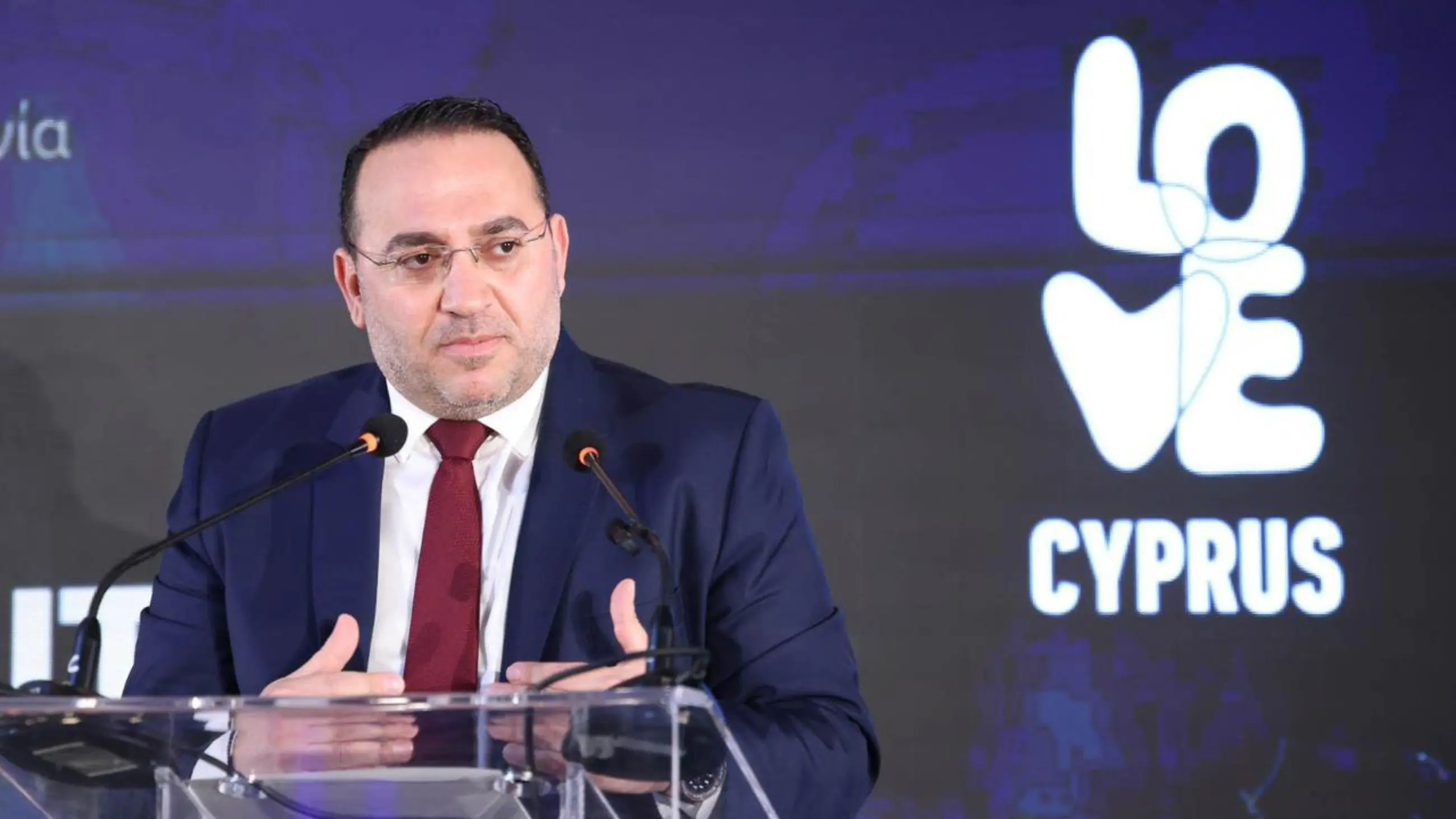 Δεν υπήρξε καν σκέψη για μείωση προγραμμάτων προς Κύπρο, λέει ο Υφ. Τουρισμού – Τα μηνύματα από Βερολίνο