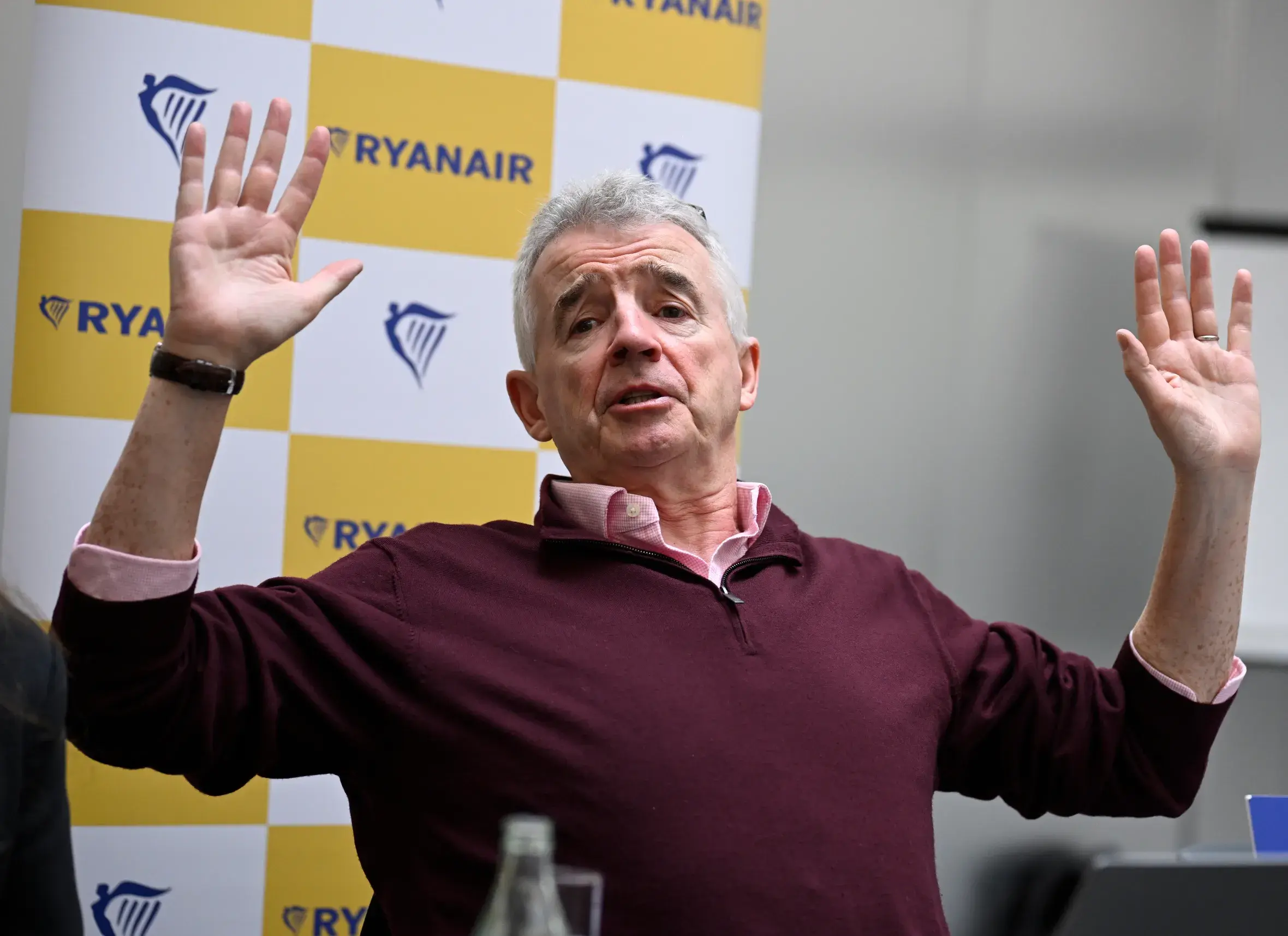 «Ποιος πίνει μπύρες στις 5 το πρωί;» – Ο CEO της Ryanair ζητά να απαγορευθεί το αλκοόλ στα αεροδρόμια