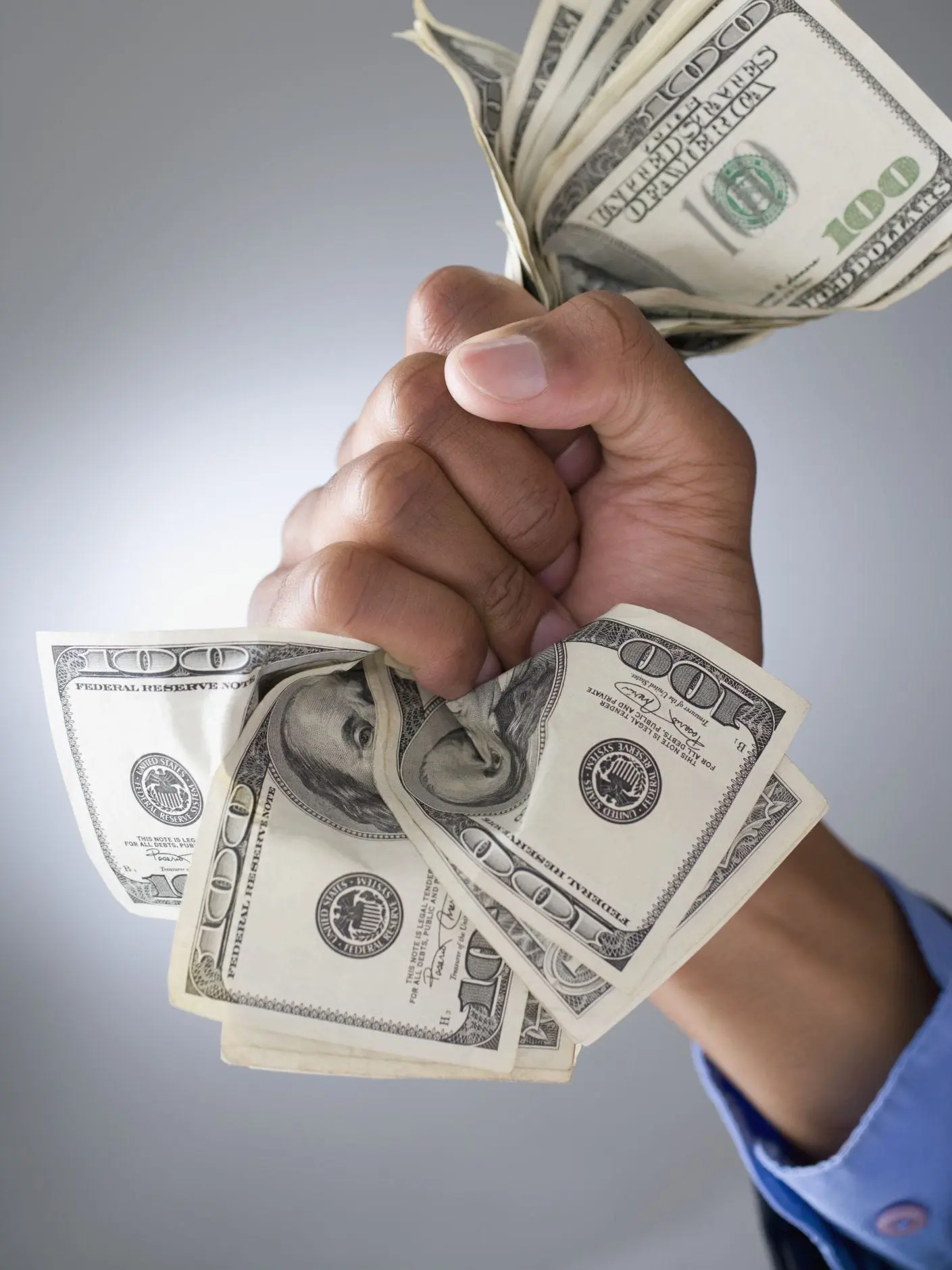 Εκατομμυριούχοι ζητούν να πληρώνουν περισσότερους φόρους