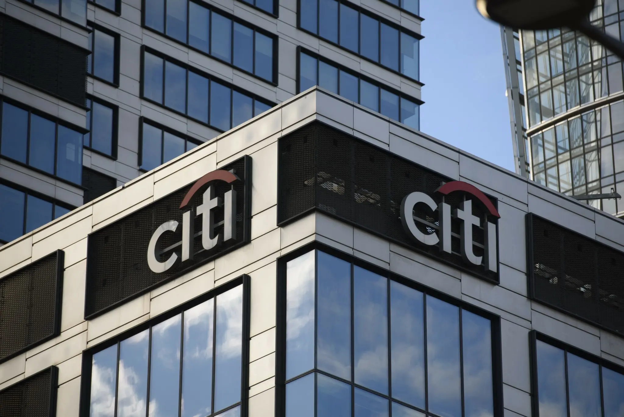 Citigroup: Μετατίθενται προς τα πίσω οι μειώσεις επιτοκίων από τη Fed