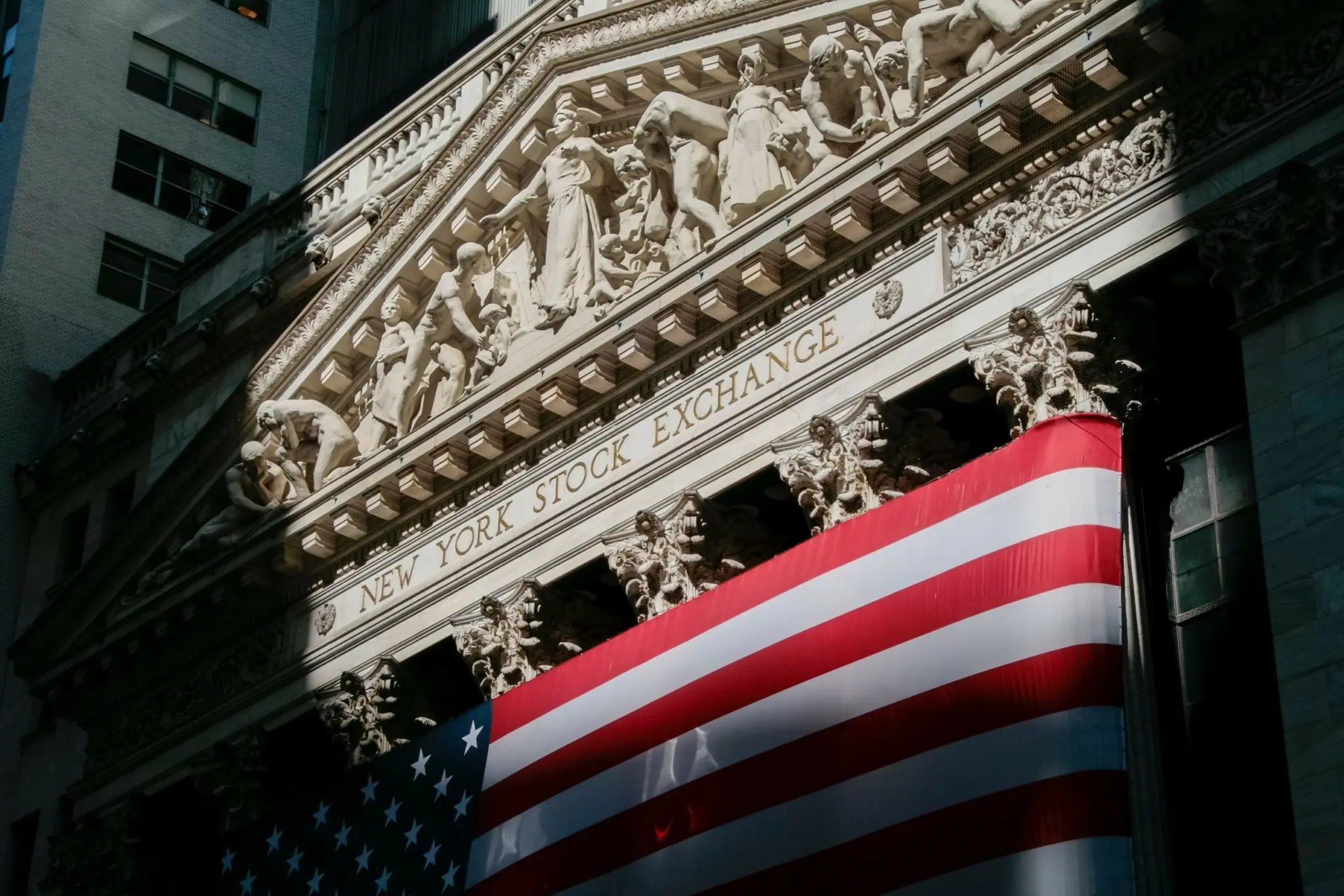 Wall Street: Διπλό πλήγμα από Μέση Ανατολή και απασχόληση – «Βυθίζεται» κατά 900 μονάδες ο Dow Jones