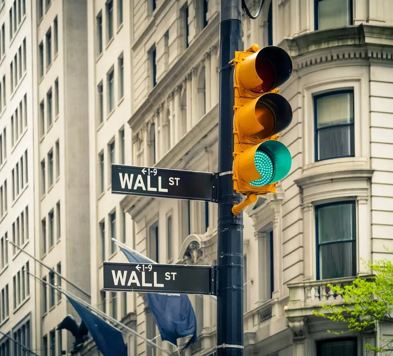 Wall Street: Ανεβαίνουν τα αμερικανικά futures εν μέσω ενίσχυσης των τιμών πετρελαίου