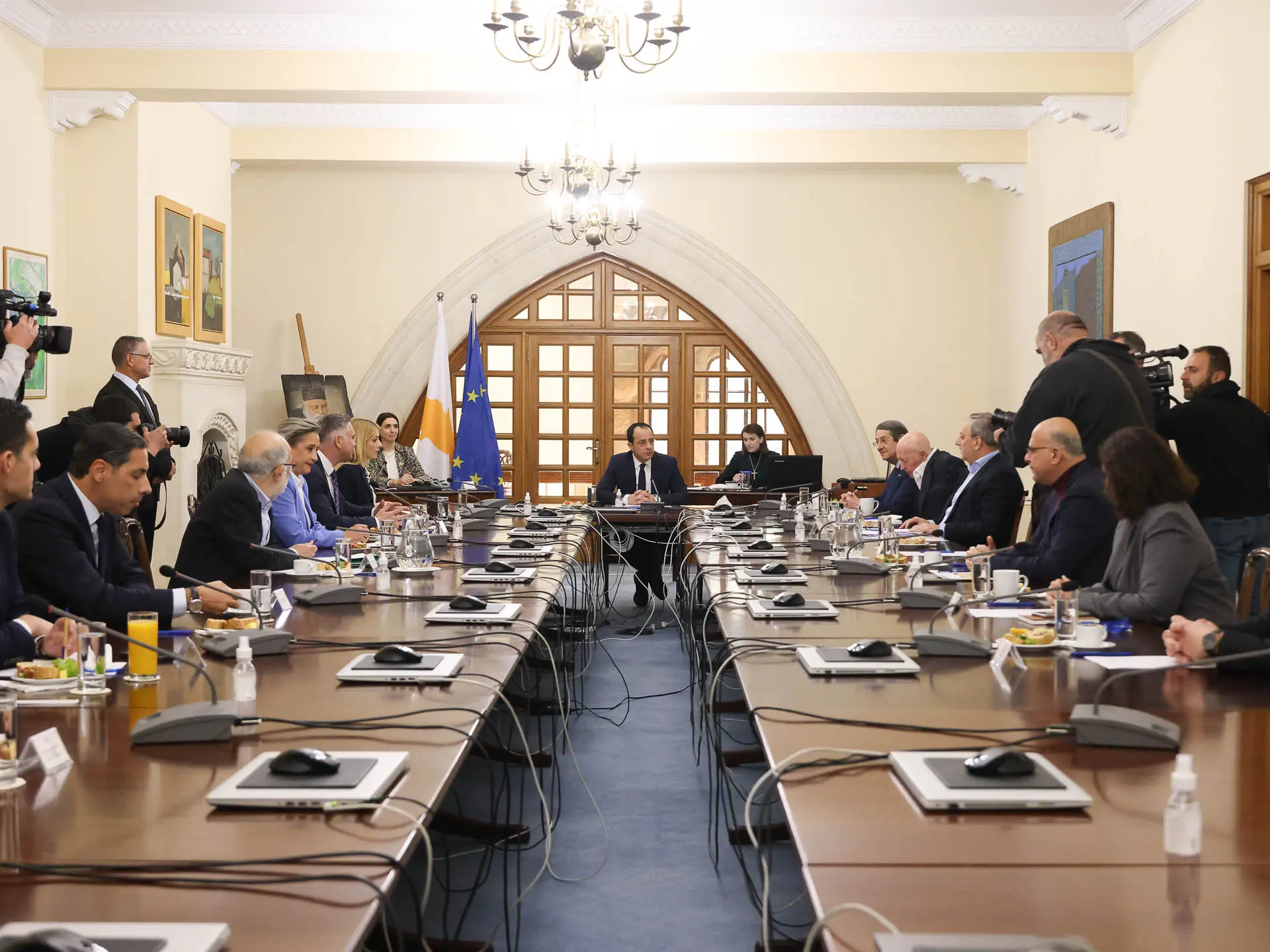 Αυτοί αναλαμβάνουν αμισθί καθήκοντα συμβούλου για θέματα οικονομίας