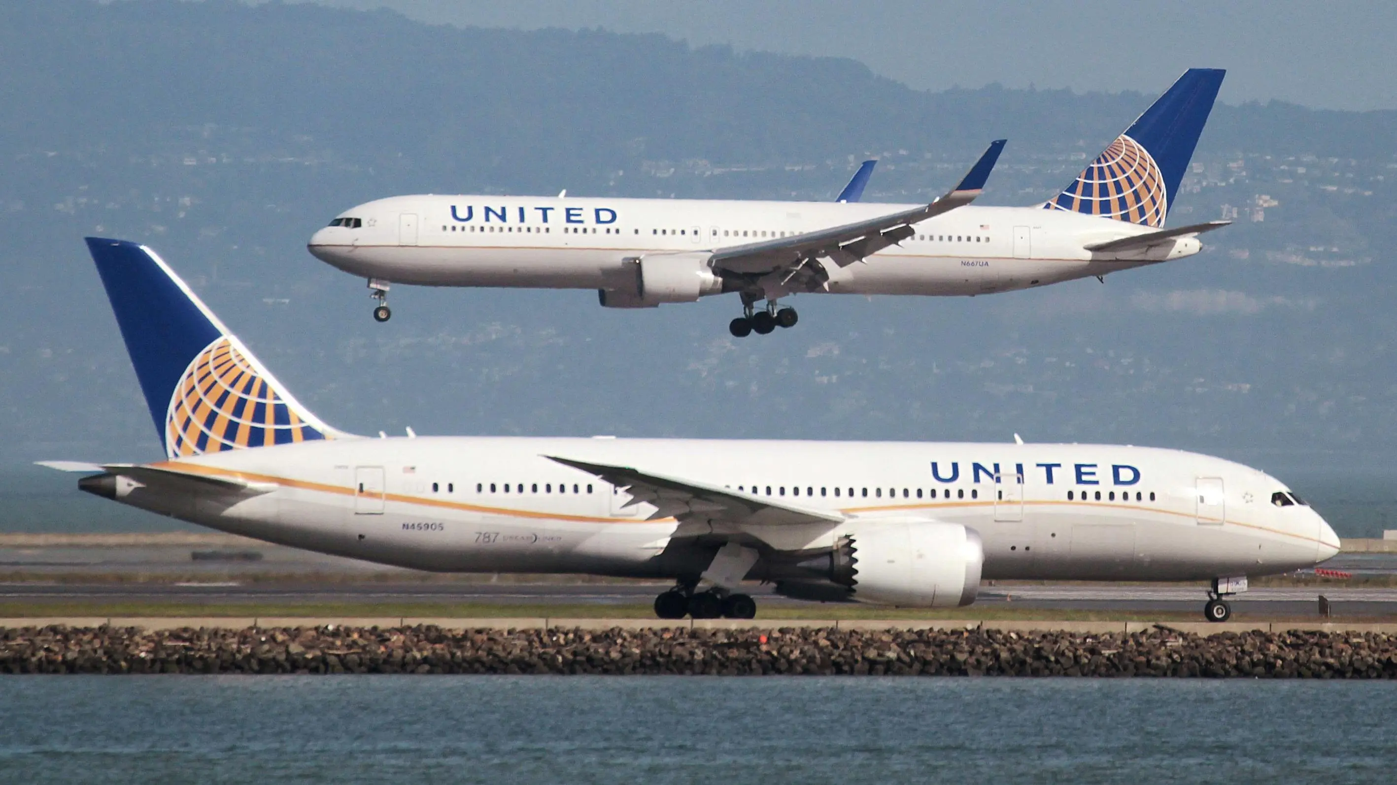 Ζητά ομοσπονδικά δάνεια ενώ απολύει προσωπικό η United Airlines