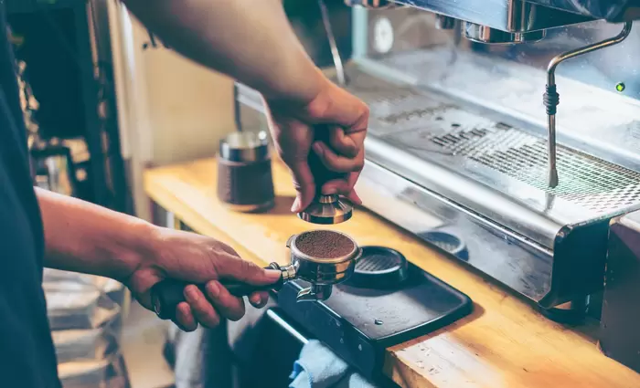 Οι αυξήσεις σε καφέ και τσάι λόγω δασμών εντείνουν την ανησυχία στην αγορά