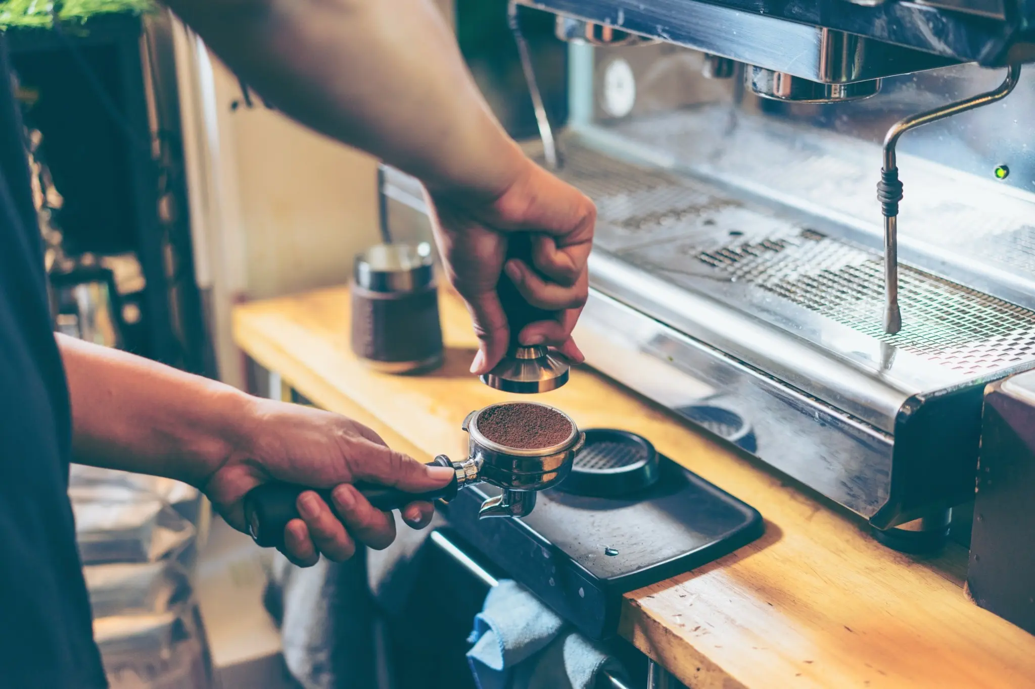 Οι αυξήσεις σε καφέ και τσάι λόγω δασμών εντείνουν την ανησυχία στην αγορά
